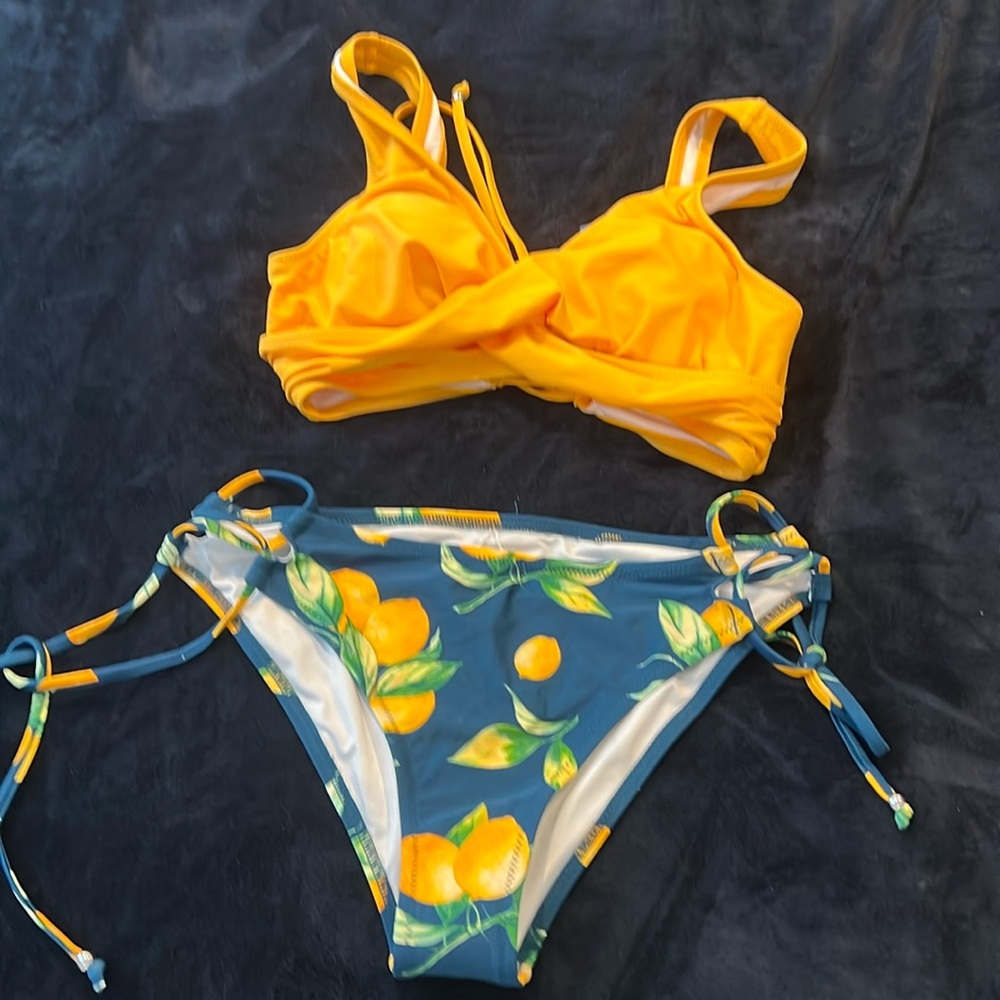 NEVER WORN- Cupshe bikini with tie closure and lemon details (size M)